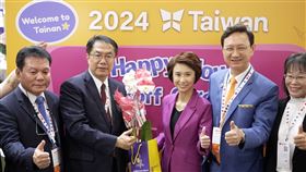 市長向劉燕玲部長展示新加坡國旗與台南市徽噴印蘭花與火鶴