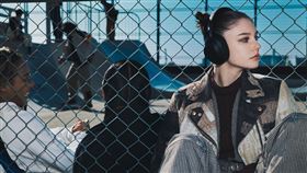 WH-ULT900N流線簡約的時尚機身共有黑、米白、森林灰三色，以質感設計不搶鏡地輕鬆融入每日穿搭。（圖／台灣索尼提供）