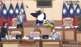 不滿陳明義搶籤筒，蔣根煌氣得從主席丟手機並飆「五字經」（圖／翻攝畫面）