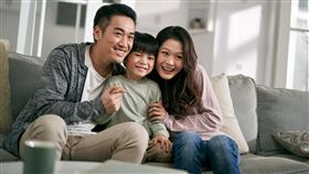 中嘉寬頻1G光纖上網+看電視月租費狂降萬元，再免費送Wi-Fi全戶通2台，還有遠傳friDay影音、運動賽事DAZN免費看。（圖／品牌業者提供）