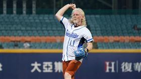 ▲Twitch平台CEO Dan Clancy，特地從美國飛來台灣，為富邦悍將開球。（圖／富邦悍將提供）