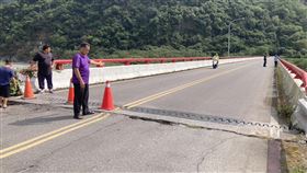 花蓮銅門大橋伸縮縫變大  公所人員現勘花蓮縣秀林鄉銅門大橋因地震造成伸縮縫變大，公所人員現勘評估橋梁結構沒有問題，但務必快速通行。（民眾提供）中央社記者張祈傳真  113年4月23日