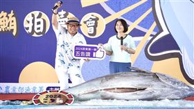 2024 屏東黑鮪魚文化觀光季的天下第一鮪拍賣會，21日上午在東港漁港魚市場舉行，重達301.8公斤、身長236公分的大鮪，由縣長周春米擔任拍賣官，藝人許效舜助拍，首度參與的美國在台協會高雄分處長張子霖也特別助陣，最後由昇恆昌公司旗下的「澎坊股份有限公司」以每公斤1萬300元得標，打破去年最高單價紀錄1萬200元，拍賣總價為310萬300元，再創歷史新高價。