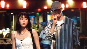 4月18日00：02，吃完火鍋後，雨婷（左）和林亭翰（右）走出店外準備取車，林亭翰還邊走邊剔牙。（鏡週刊）