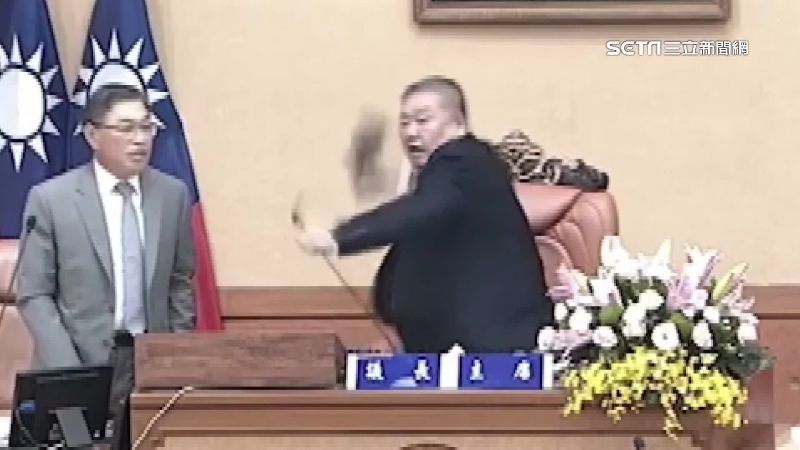 陳明義疑抽籤不公　蔣根煌爆粗口砸手機