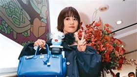 Lulu出席藝術展記者會，手上拿的就是黃子佼贈送，讓她愛不釋手的愛馬仕柏金包。