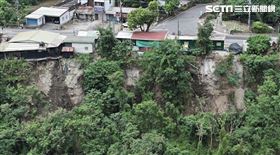 花蓮木瓜溪旁民宅後方嚴重坍塌。（圖／文蘭村太魯閣族周勇義提供）