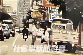 台中情侶當街激吵　路邊瓦斯貨車成出氣筒（圖／翻攝畫面）