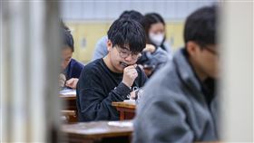 113年學測第2天　考生專心複習（1）113學年學科能力測驗21日舉行第2天考試，考科為英文、國語文綜合能力測驗、國語文寫作能力測驗，建國中學考場上午有不少考生提前抵達，專心複習準備應試。中央社記者鄭清元攝　113年1月21日