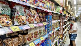 通膨放緩  3月CPI年增2.14%（2）主計總處9日公布3月物價概況，前2月受到農曆春節因素干擾，波動較大，但延續通膨放緩的趨勢，3月消費者物價指數（CPI）漲幅收斂至2.14%。圖為民眾在高雄市前(鎮)區一家大賣場選購民生用品。中央社記者董俊志攝  113年4月9日