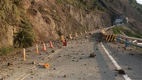 花蓮地震  台11線落石花蓮地震不斷，台11線邊坡落石掉落路面，公路局23日一早已派出機具陸續清除。（豐濱鄉公所提供）中央社記者李卉婷傳真  113年4月23日