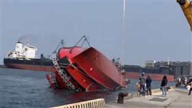 台灣之光！龍德造船「不倒翁船」360度翻轉扶正　36秒超狂畫面被瘋傳。（圖／翻攝畫面）