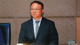 前NCC委員蕭祈宏因違反旋轉門條例擔任電信公司顧問，還透過醫生兒子收取業者50萬元，日前遭雲林地檢署起訴。