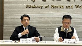針對小林製藥案，鄭維智（左）表示，會議中專家認為「尚無法進行相關性認定」，另，非預期反應通報案件截至昨日已增為58人。（圖／記者簡浩正攝影）