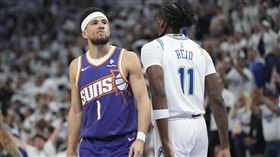▲布克（Devin Booker）攜手「3巨頭」轟52分，太陽季後賽2連敗。（圖／美聯社／達志影像）