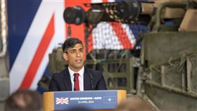 英相蘇納克點名中俄威權軸心  提高英國防預算英國首相蘇納克23日在訪問波蘭期間點名中國和俄羅斯是威權軸心成員，並宣布提高英國防衛支出至GDP的2.5%。（英國首相府提供）中央社記者陳韻聿倫敦傳真  113年4月24日