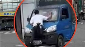 楊梅車站,攻擊,擋風玻璃,送醫（圖／翻攝畫面）