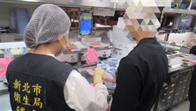 0402衛生局稽查藏壽司淡水站前店。（圖／新北衛生局提供）