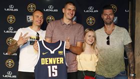 ▲金塊球星約基奇（Nikola Jokic）哥哥Strahinja Jokic（右）動手打球迷（圖／美聯社／達志影像）