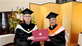 諾貝爾醫學獎得主本庶佑獲頒台大名譽博士學位台灣大學校長陳文章（右）近日親赴日本京都大學，頒發名譽醫學博士學位給2018年諾貝爾醫學獎得主、日本京都大學教授本庶佑（左），這也是台大首次頒發名譽博士學位給日本國籍人士。（台大提供）中央社記者許秩維傳真  113年4月24日