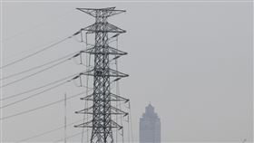 新電價4/1上路（2）新電價4月1日起上路，根據台電公告的新電價，民生用電及產業用電將全面調漲，但依用電量區分不同級距，電價漲幅將各有不同。圖為台北市區一處高壓電塔。中央社記者趙世勳攝  113年3月31日