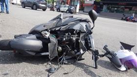 廂型車闖紅燈猛撞，體大生昏迷，棄車逃逸　警56小時逮捕肇事移工，通緝犯，(圖／翻攝畫面)