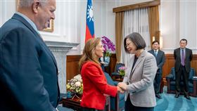 蔡英文總統今（24）日接見「美國聯邦眾議院共和黨黨團會議秘書長麥珂蓮跨黨派訪問團」。（圖／總統府提供）