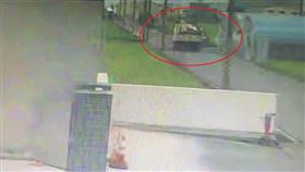 嘉義一對63歲呂姓夫妻騎車雙載，昨天（23日）下午行經太保市一處產業道時，遭27歲蘇姓男子駕駛的資源回收車撞上，呂姓夫妻當場噴飛，丈夫撞到電桿、妻子則滾落路旁水溝。警消獲報到場，兩人已重傷不治，今由法醫解剖釐清死因，詳細事故原因，仍待釐清。