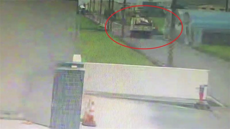 老夫妻騎車撞回收車雙亡　驚悚畫面曝光
