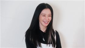 徐若瑄睽違18年推出新專輯《先聽我說完》 二度造訪那那大師招牌單元飆歌。（圖／小鋼砲娛樂提供）