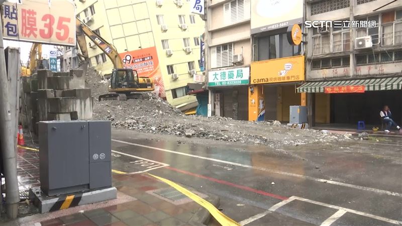 富凱大飯店將拆　大鋼牙進駐加長吊臂待命