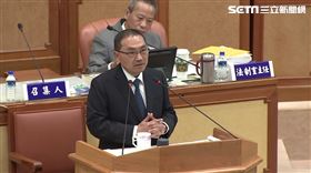 新北市議會民進黨團送上「316天好久不見」海報與零食「乖乖」給侯友宜。