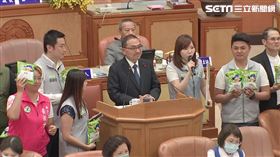 新北市議會民進黨團送上「316天好久不見」海報與零食「乖乖」給侯友宜。