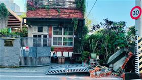 花蓮,地震,飲料店,圍牆（圖／島東譯電所提供）