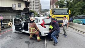 新北市，五股，車禍，自撞，撿東西