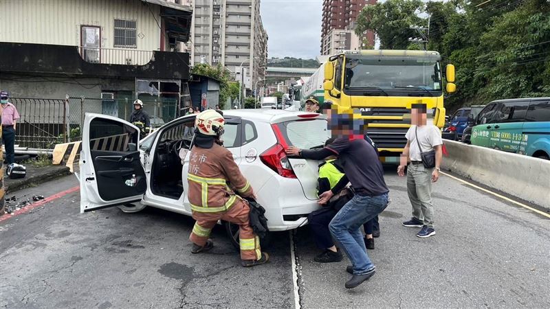 新北女彎腰撿東西！下秒愛車失控自撞電桿