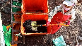 玉山國家公園志工處理生態廁所排遺