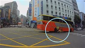 中壢客運,YouBike,擦撞,黃燈（圖／翻攝自《桃園都》臉書）