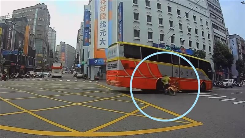 中壢客運硬闖黃燈　YouBike煞不住慘被撞