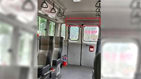 一名網友看到小巴士的車尾上，貼了一句標語「請往裡面走，後面沒有鬼」。（圖／翻攝自路上觀察學院 臉書）