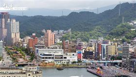 近來地震發生頻繁，觸動老屋居住安全話題，其中就包含開發期程較早的基隆市。即便鄰近市中心，也不乏老舊房屋充斥街景，位於基隆市仁五路的東和大樓便是一例。該大樓在0403地震後，原先屋況較差的問題加劇，引發部分居民安全疑慮，只能另尋住處。