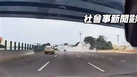 彰化，國一北上，埔鹽，疑疲勞駕駛，撞避車彎，撞擊2車，360度翻滾，驚險畫面曝(圖／翻攝自社會事新聞影音)