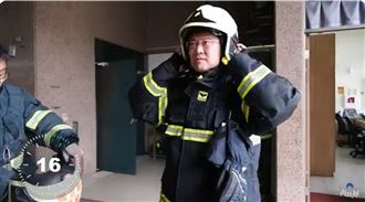 化身一日消防！林右昌挑戰80秒出勤嘆這句