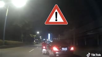 賓士佔機車道撞騎士　網歪樓猜「那一包」