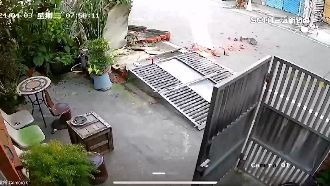 擋不住強震　店面磚牆垮掉拖鐵柵門一起倒