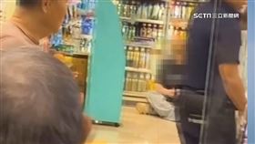 英籍男模竊超商零食　遭顧客抓包互推爆衝突