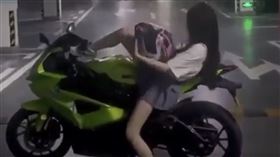 正妹拍重機宣傳，下一秒悲劇了！（圖／翻自微博）