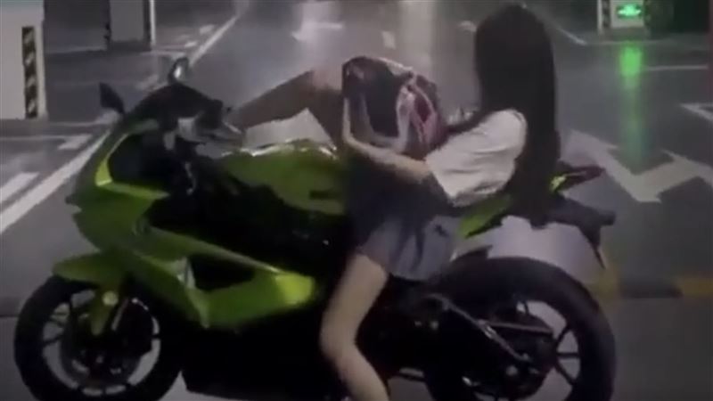 才跨上重機…短裙正妹下秒慘摔雙腿大開