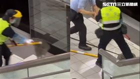 北捷撈手機。讀者提供