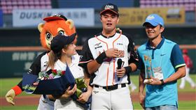 ▲統一獅賽前邀請新生代獅子軍家人現身，何恆佑驚喜流下男兒淚。（圖／統一獅提供）